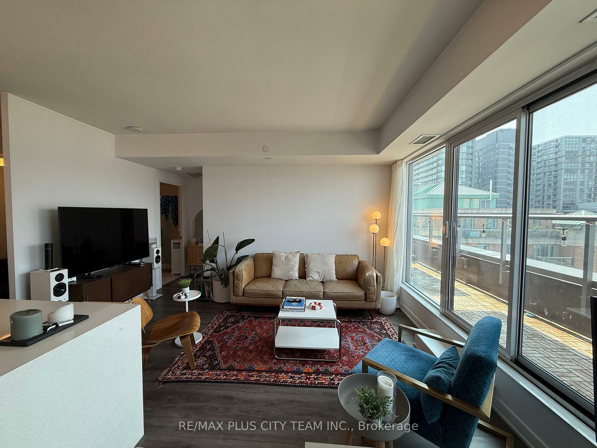 Property Photo: 106 Dovercourt Road 805 ON M6J 0G4