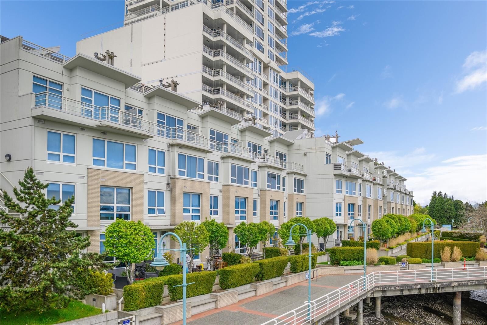 Property Photo: 38 Front St Th18 BC V9R 0B9