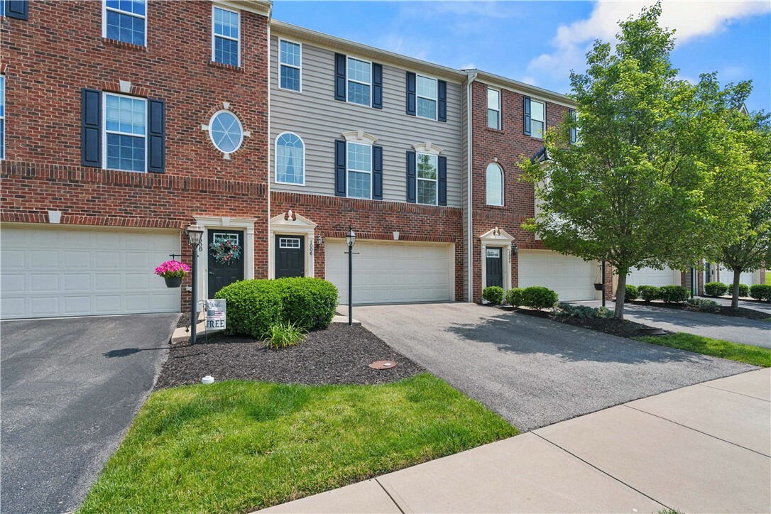 Property Photo: 1006 Grey Fox Cir PA 15017