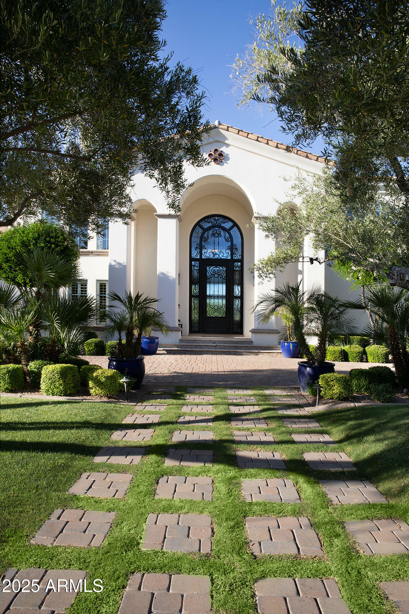 Property Photo: 5610 E Sanna Street AZ 85253