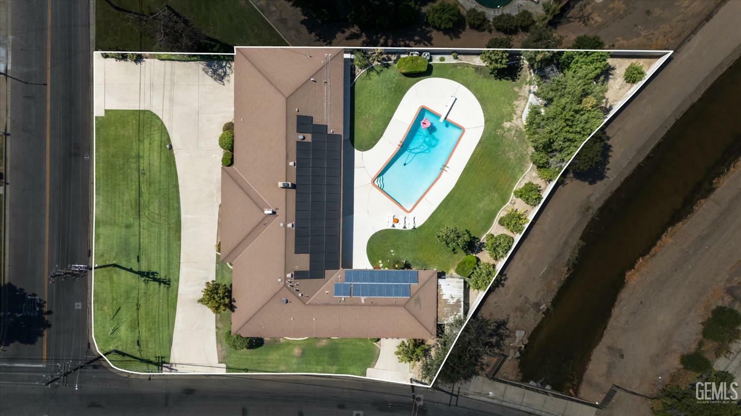Property Photo: 495 Garnsey Avenue CA 93309