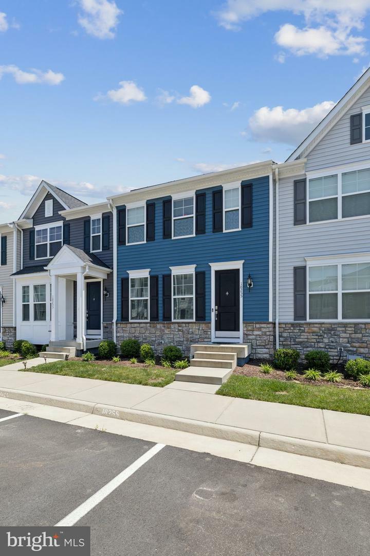 Property Photo:  18255 Summit Pointe Drive  VA 22172 