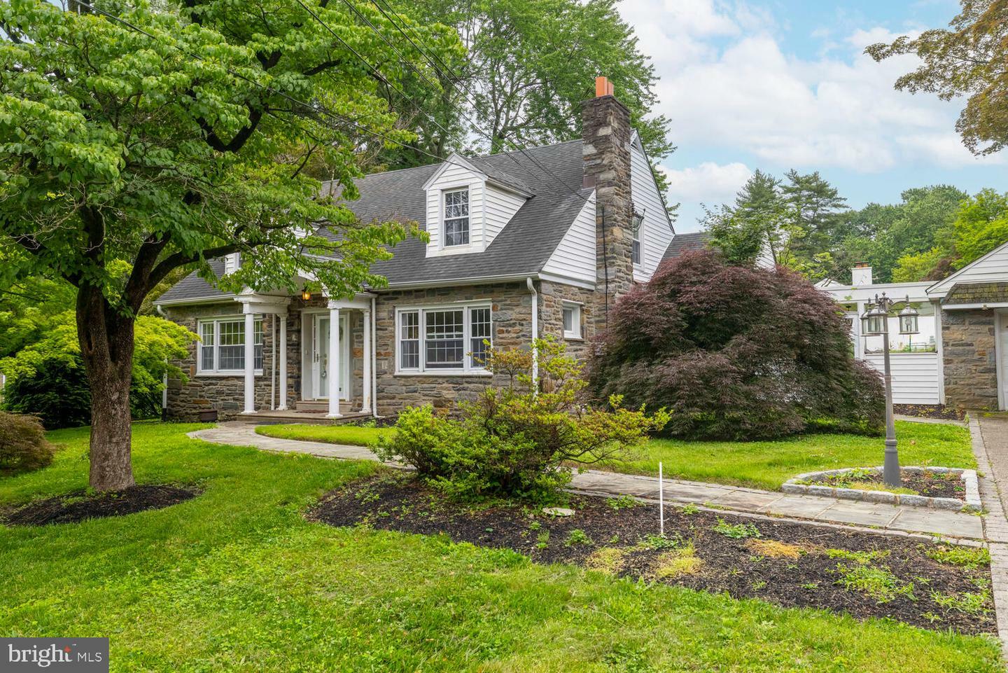 625 Hermit Street  Philadelphia PA 19128 photo
