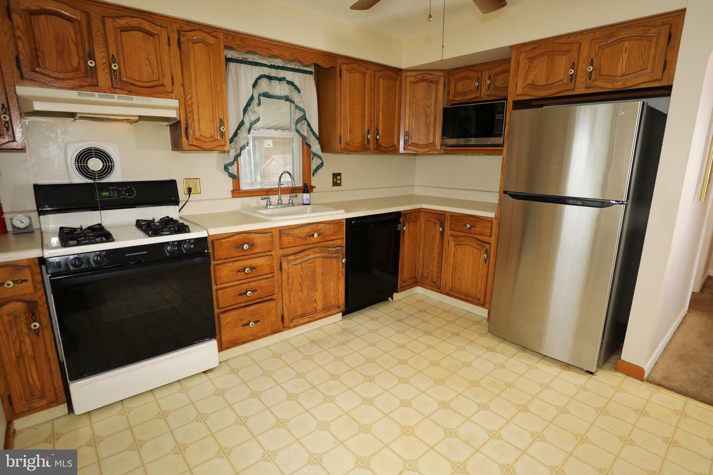 Property Photo: 886 Whitehorse Hamilton Square NJ 08610