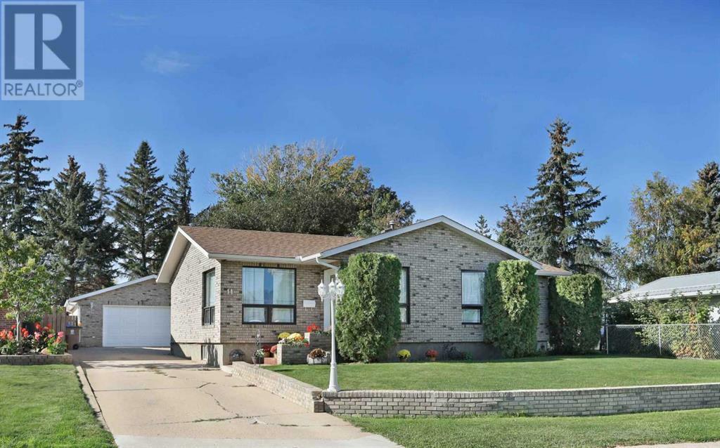 Property Photo: 11 Lakeview Crescent East AB T1R 0L9