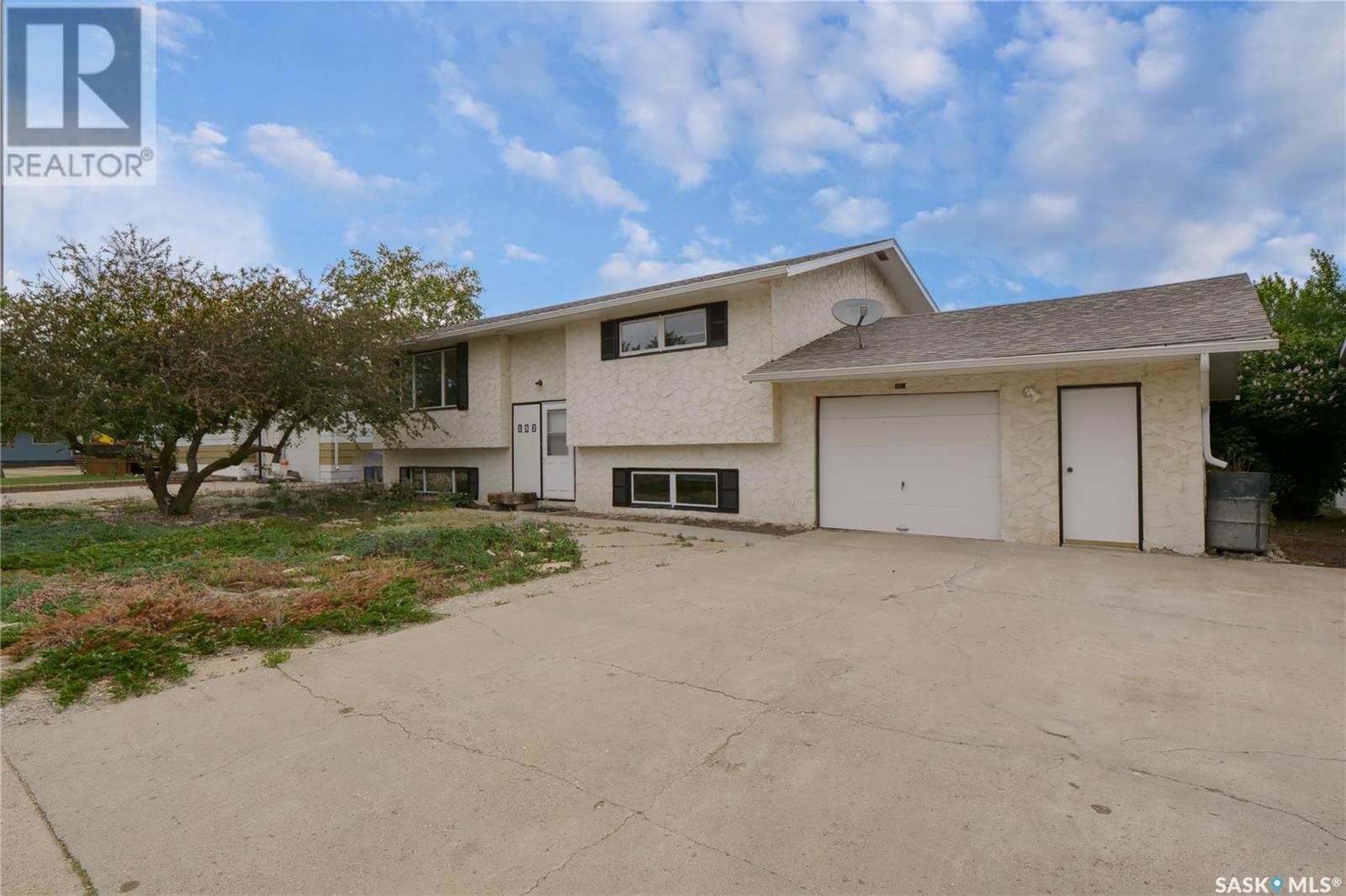 Property Photo: 152 7th Avenue W SK S0H 0T0