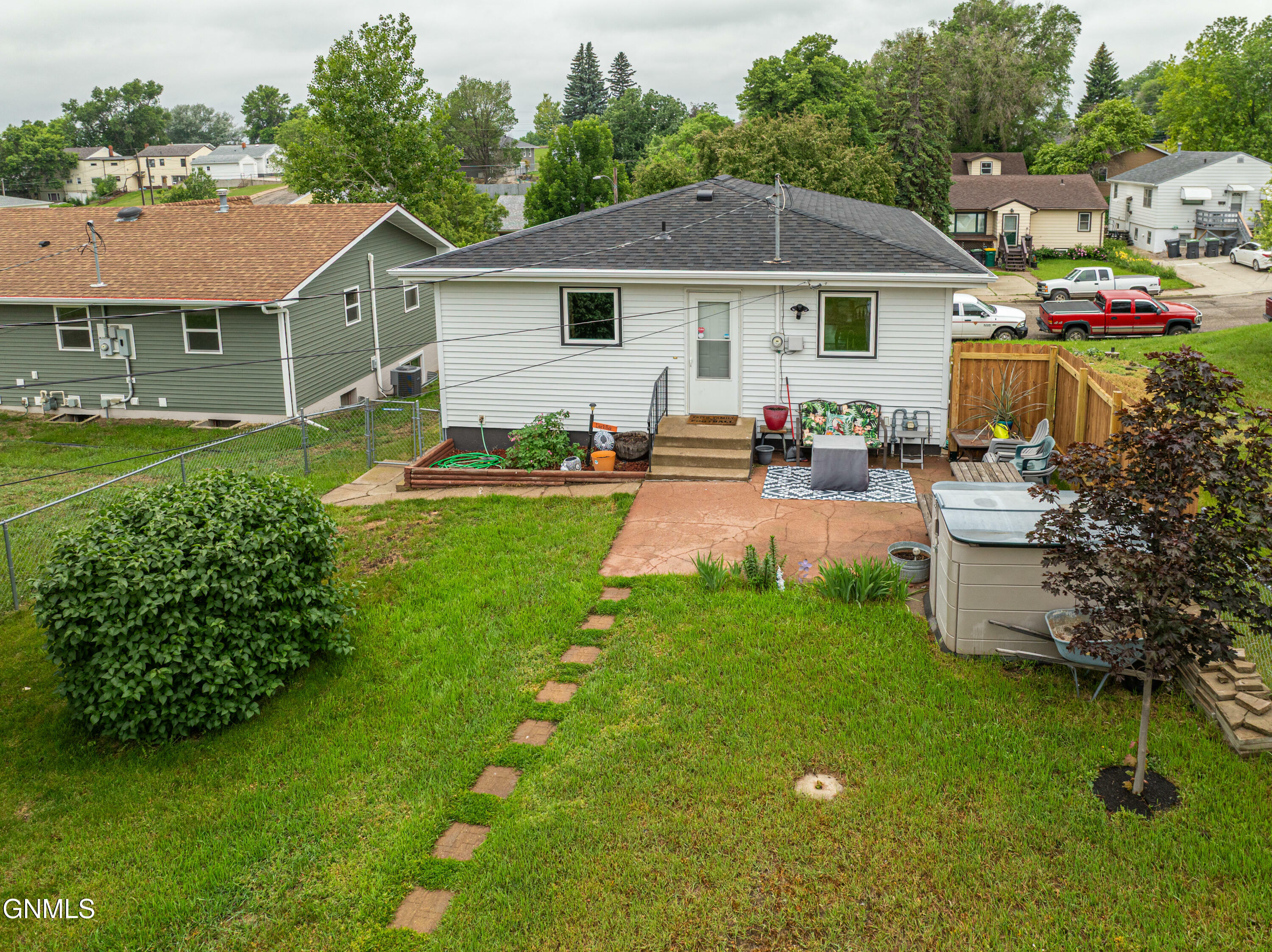 Property Photo: 806 1st Avenue NW ND 58554