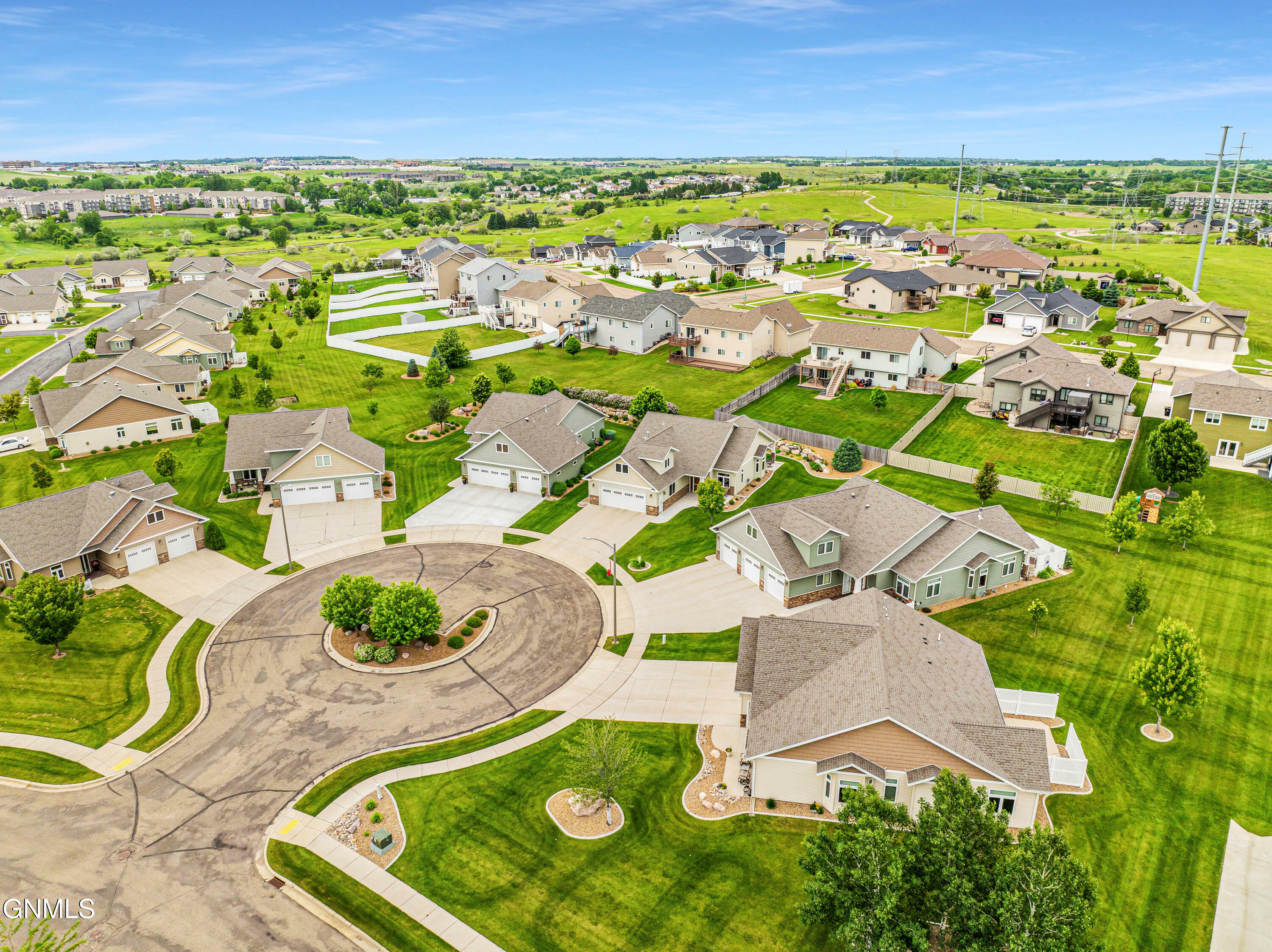 Property Photo: 2818 Edgewood Circle ND 58503
