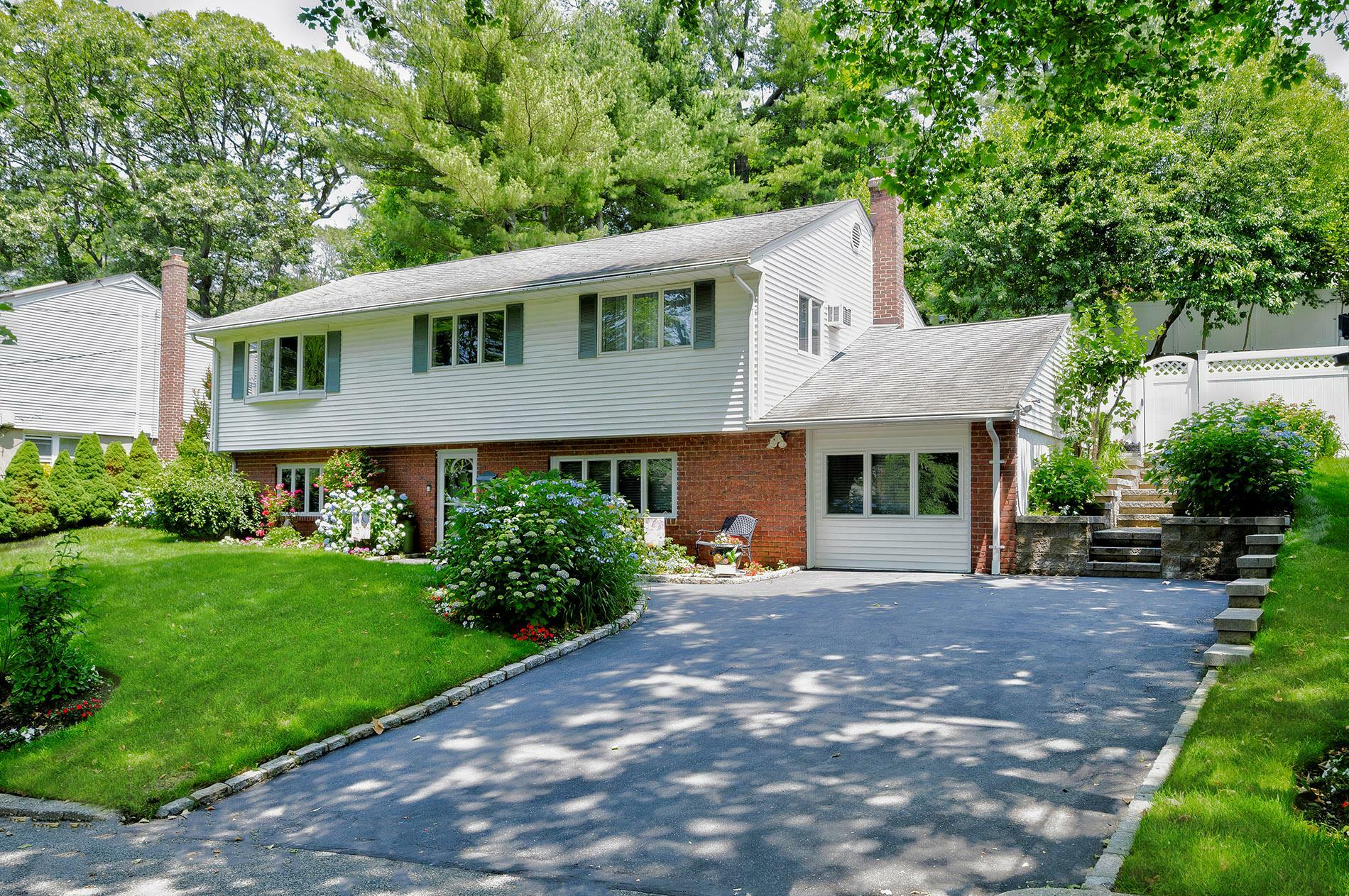 Property Photo:  94 Iceland Drive  NY 11746 