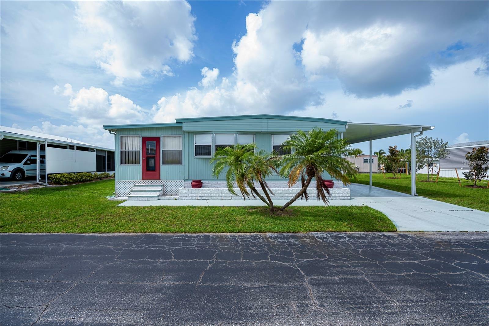 Property Photo: 527 Walnut Circle FL 34285