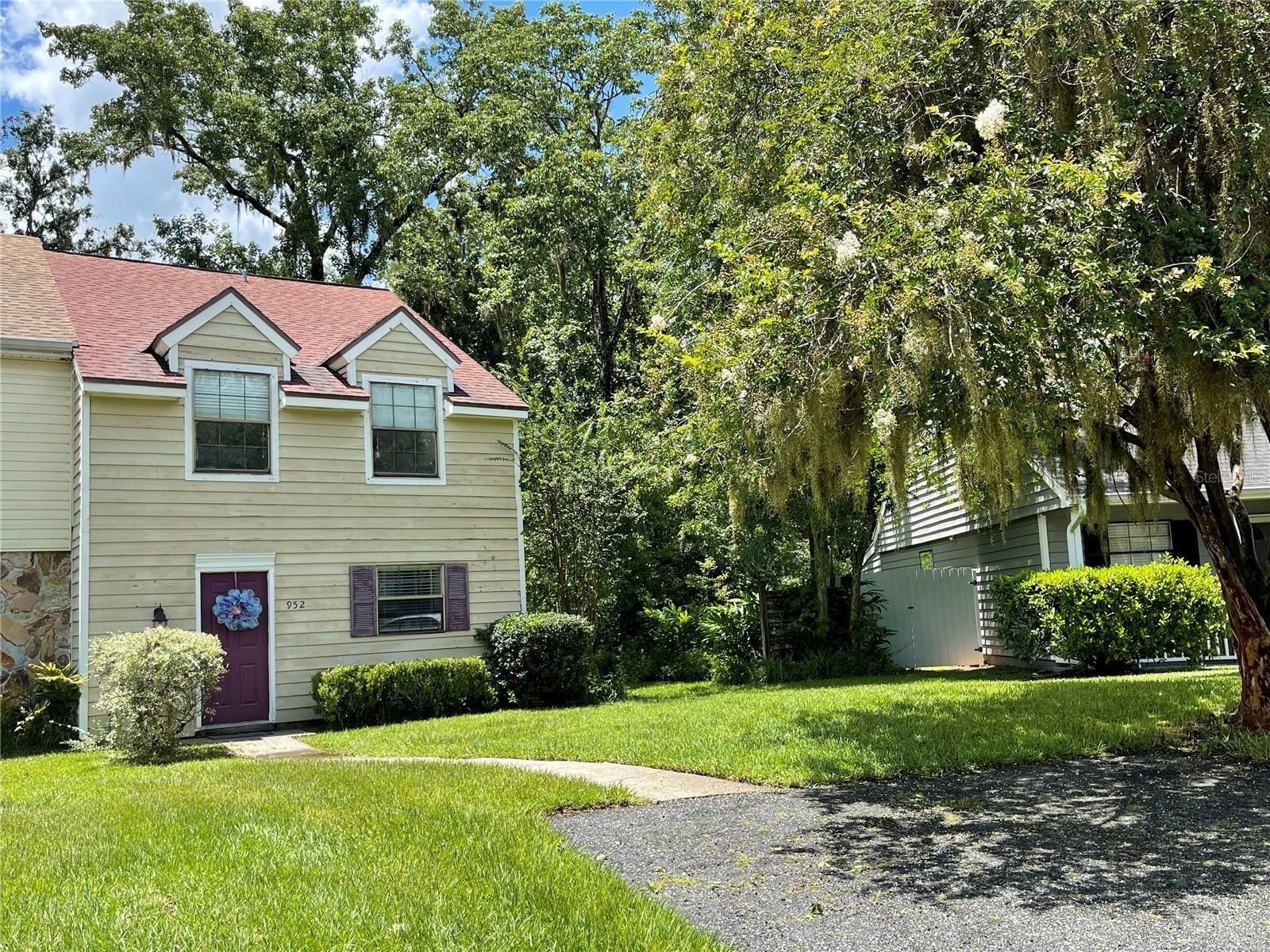 Property Photo:  952 Coachlight Lane  FL 34601 