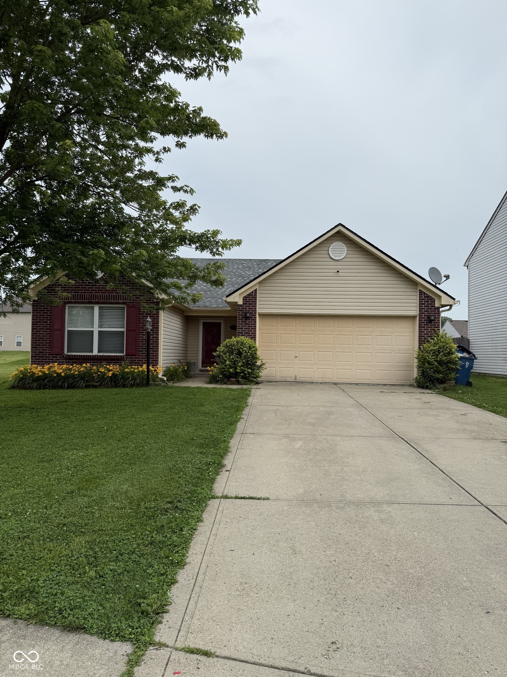 8113 Maple Stream Lane  Indianapolis IN 46217 photo