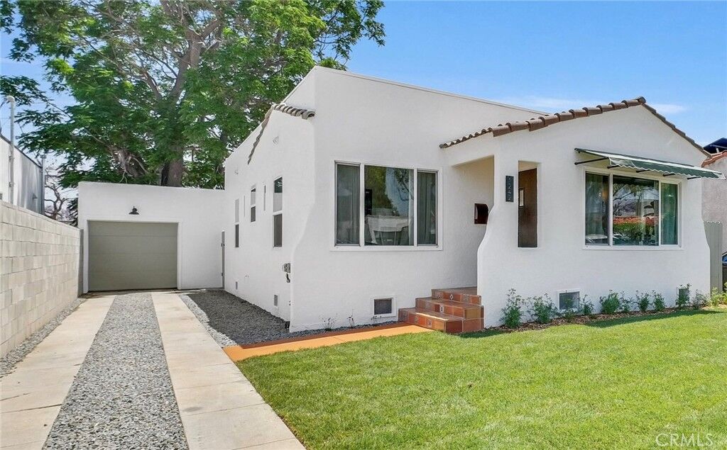Property Photo: 1242 E Poinsettia Street CA 90805