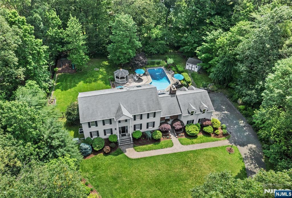 Property Photo:  8 Fieldstone Drive  NJ 07405 