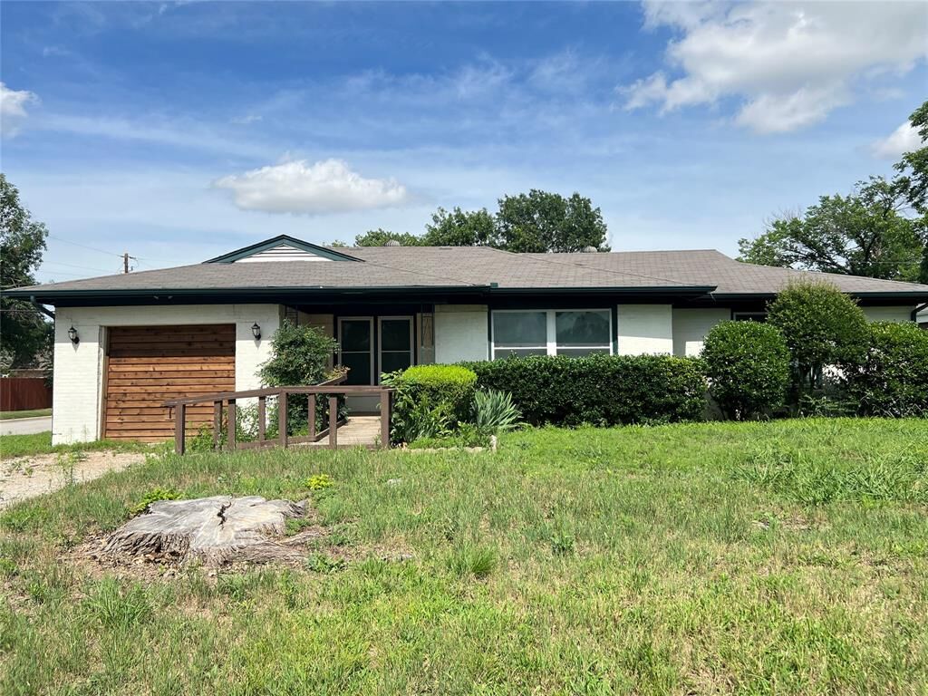 Property Photo:  1203 S Pine Street  TX 76051 