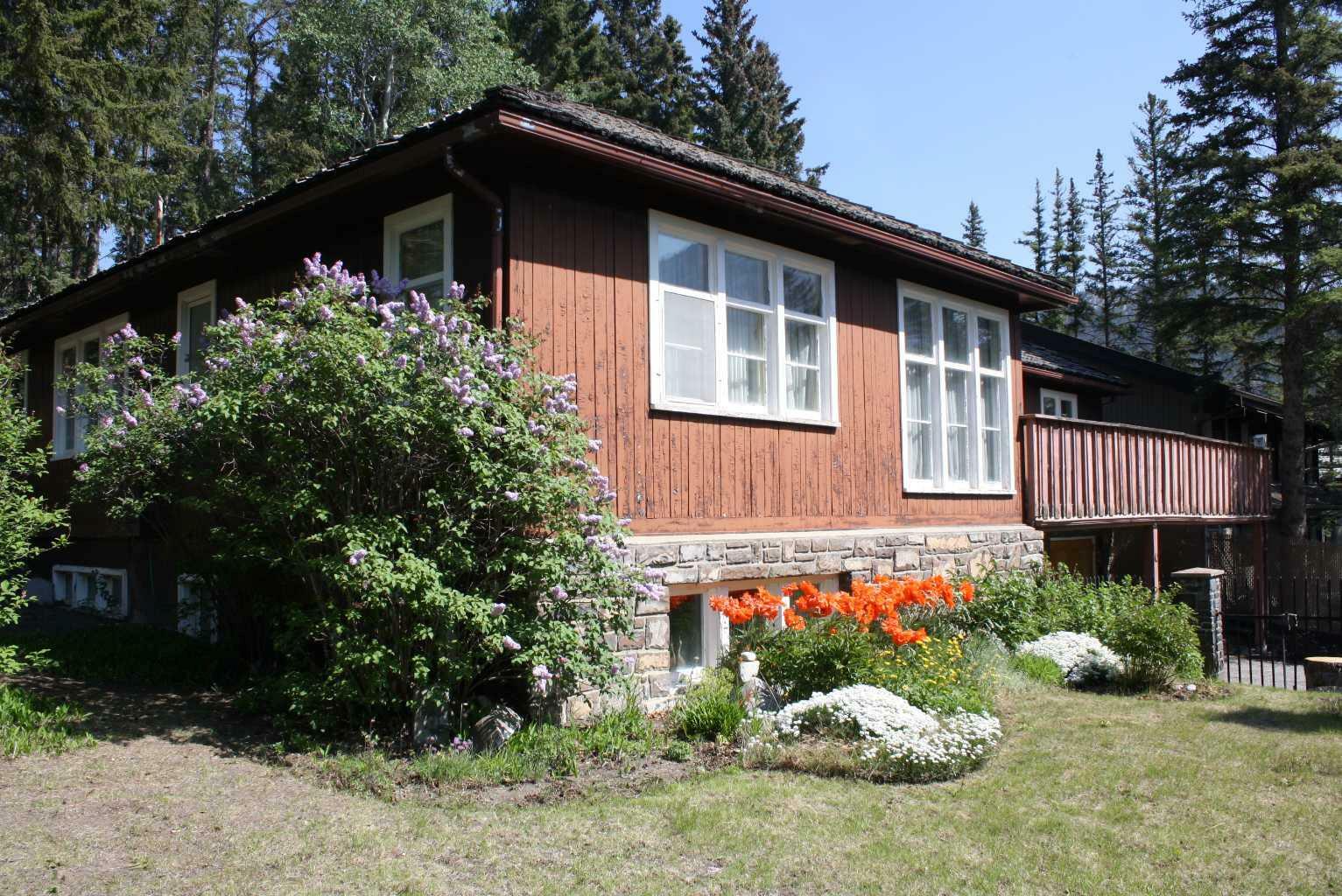 Property Photo: 140 Kootenay Avenue AB T1L 1E3