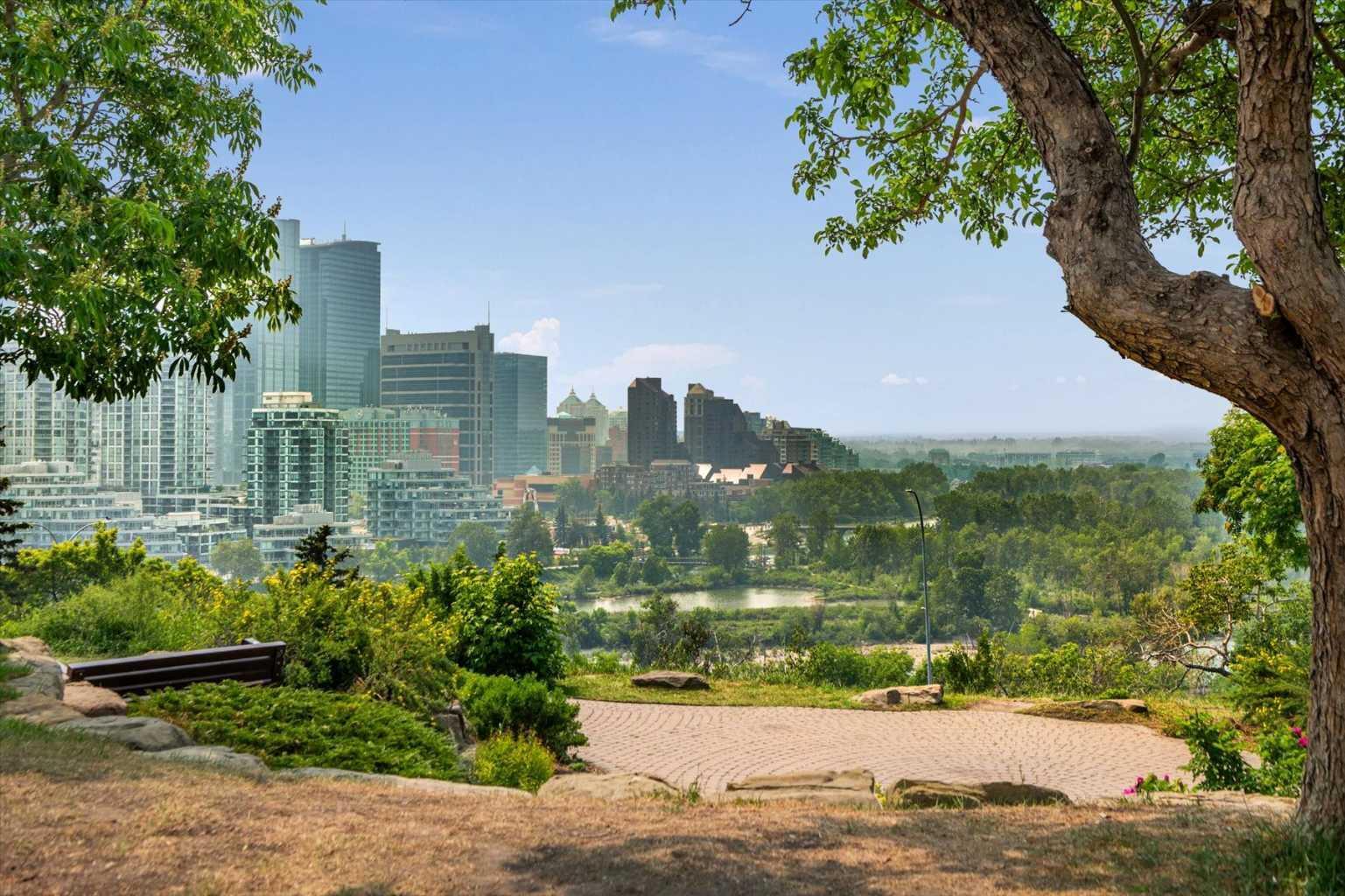 Property Photo: 221 5 Avenue NE AB T2E 0K7