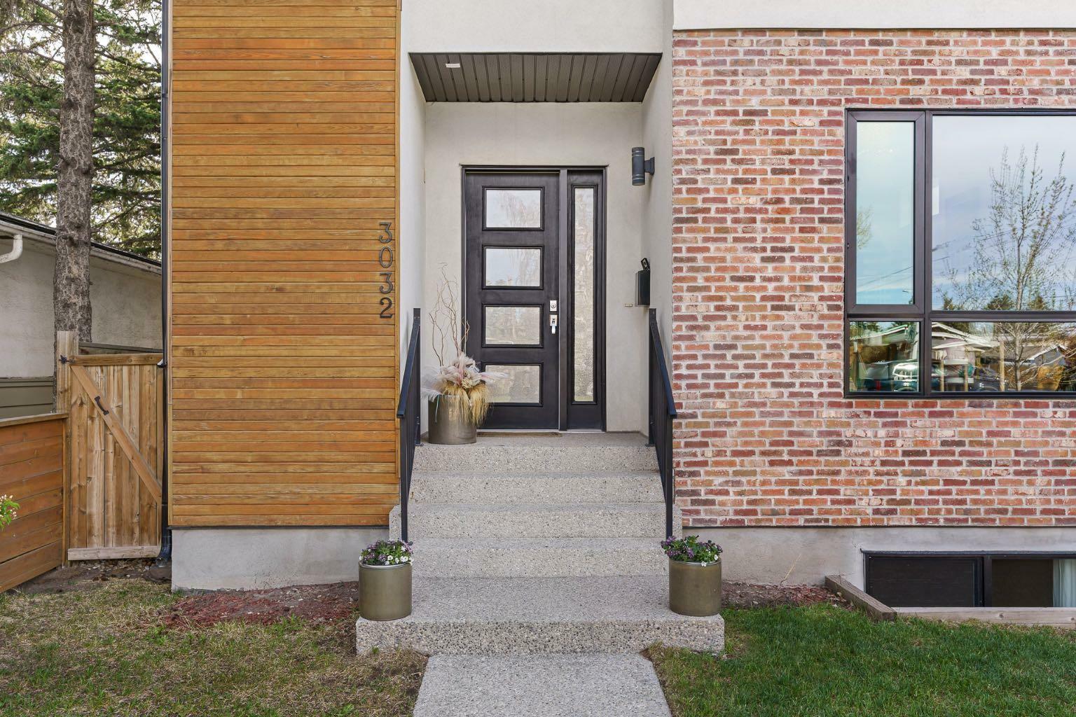 Property Photo:  3032 37 Street SW  AB T3E 3B6 