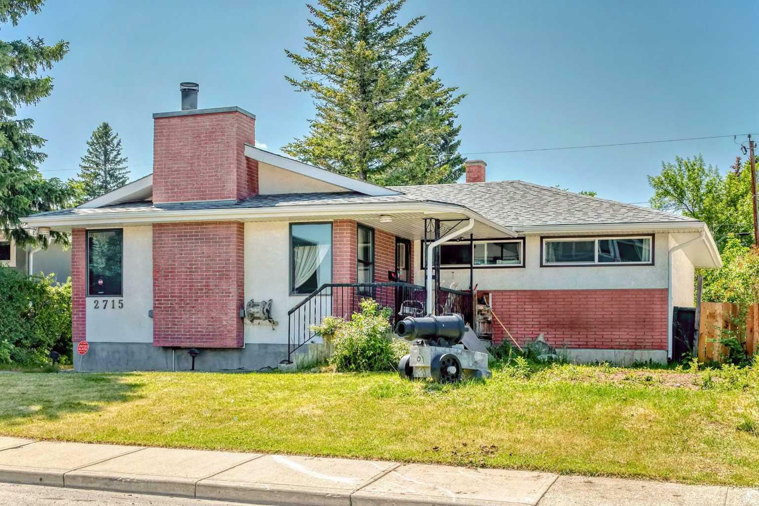 Property Photo:  2715 40 Street SW  AB T3E 3J6 