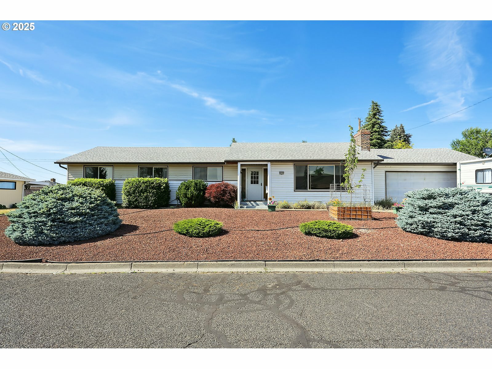 Property Photo: 825 Maple Dr WA 98620