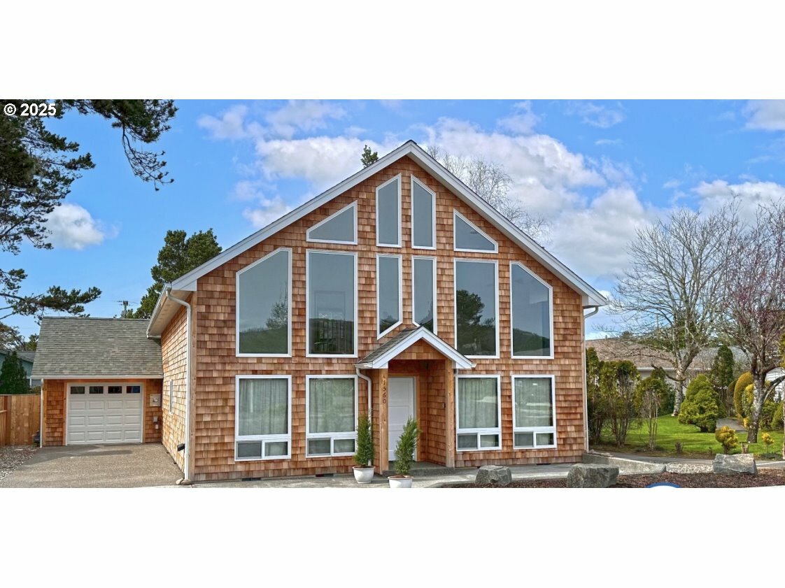 Property Photo: 1560 S Edgewood St OR 97138