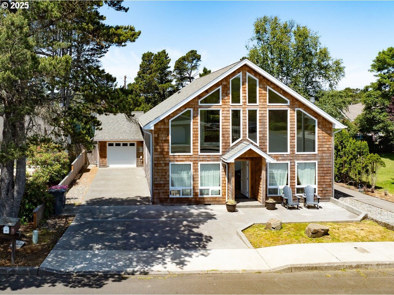 Property Photo:  1560 S Edgewood St  OR 97138 