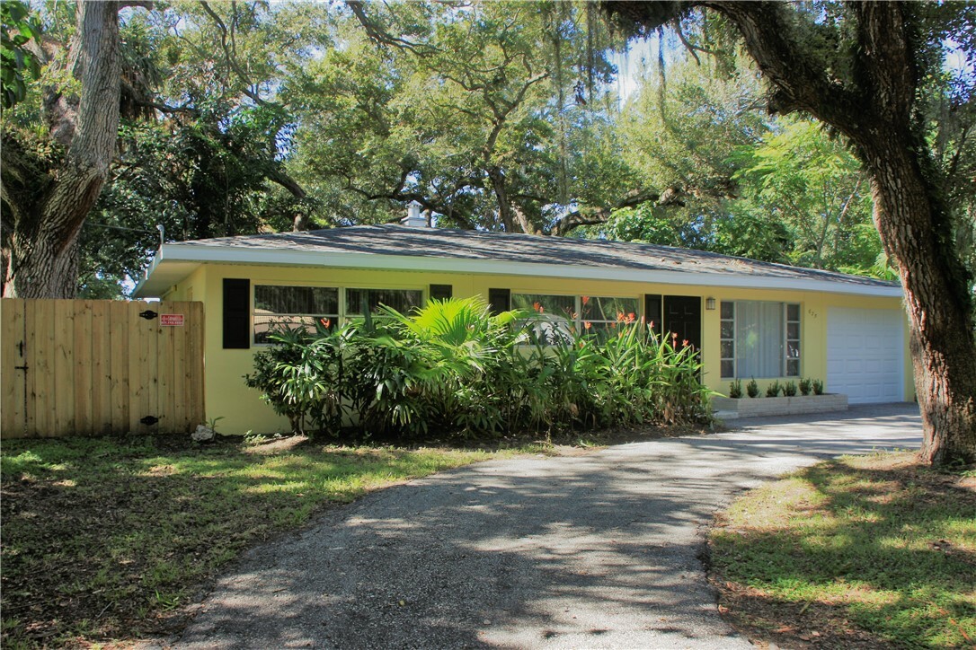 Property Photo: 635 18th Place FL 32960