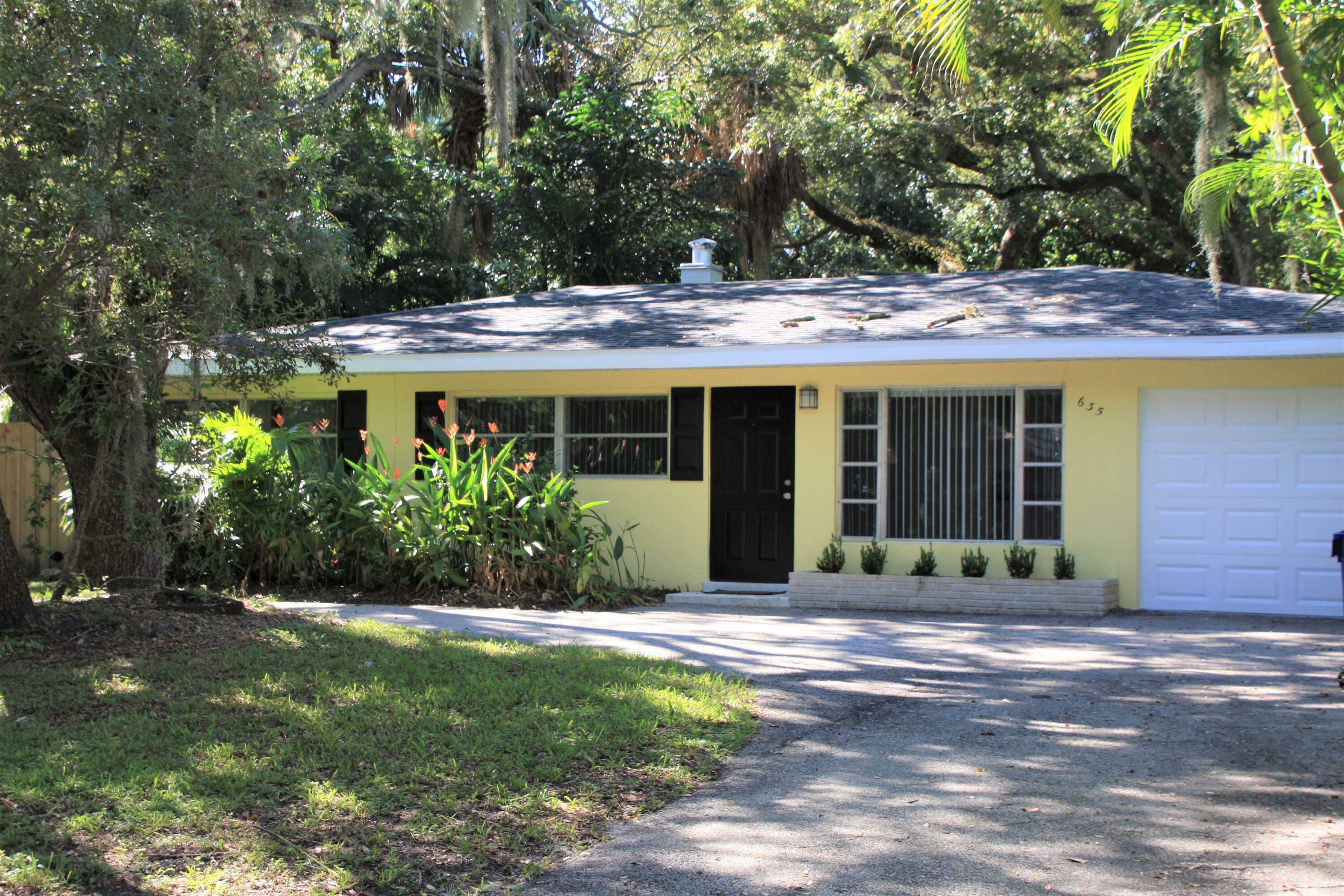 Property Photo: 635 18th Place FL 32960