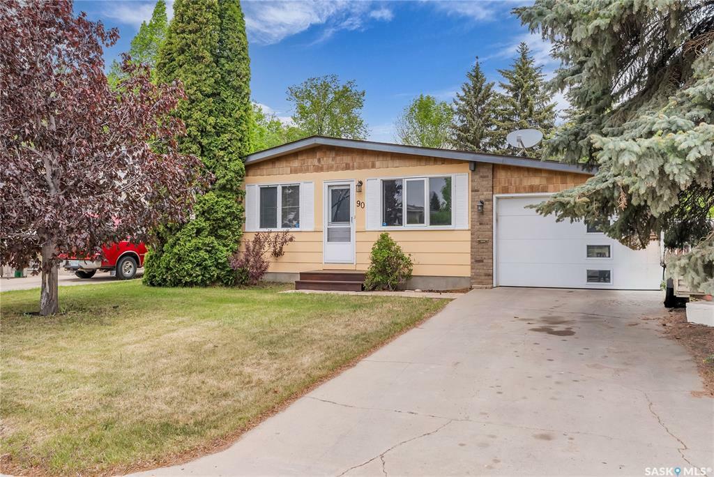 Property Photo: 90 Churchill Drive SK S7K 3X4