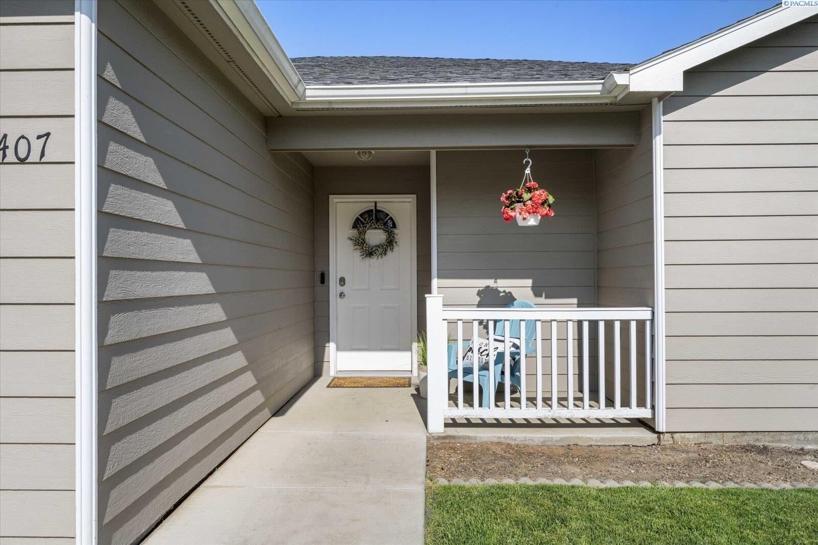 Property Photo:  407 Westridge Dr  WA 98930 