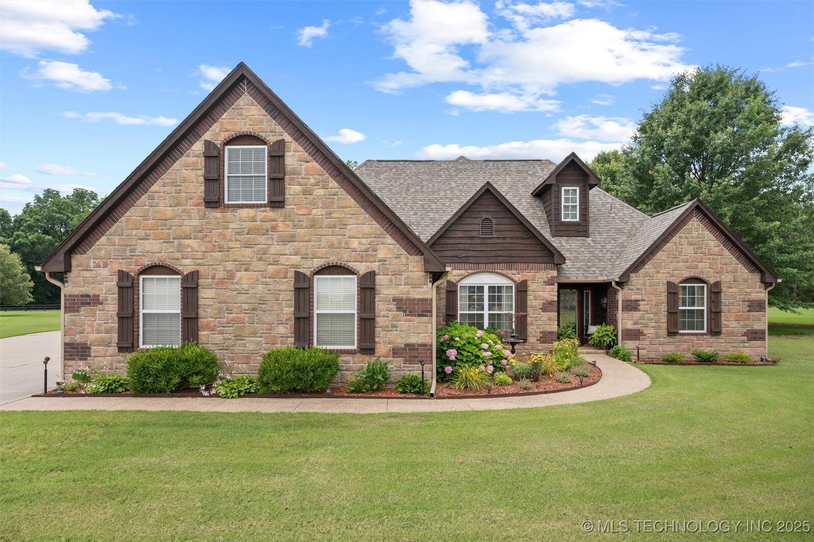 Property Photo:  18 Longacre Drive  OK 74061 