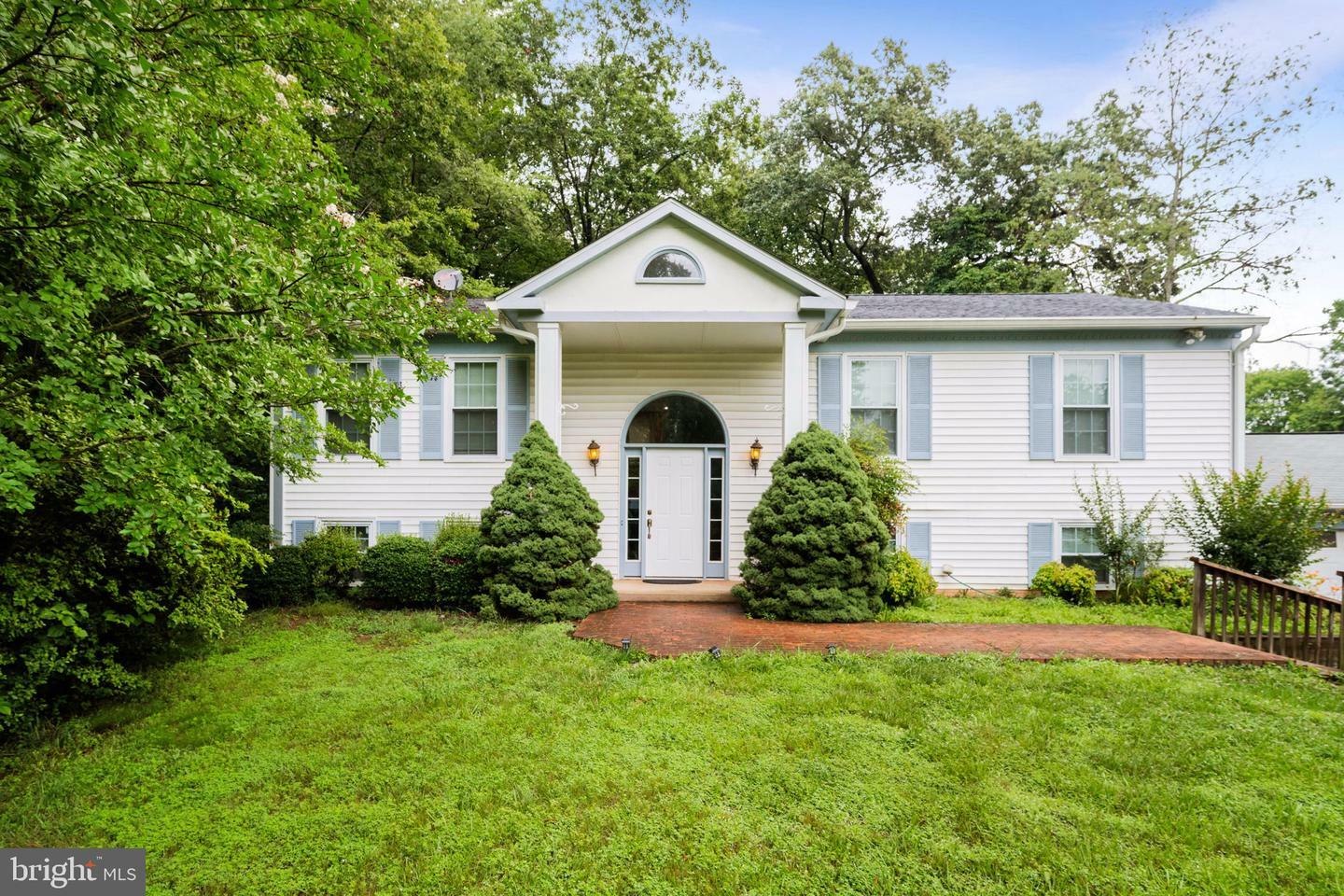 Property Photo: 11821 Sinclair Lane VA 20112