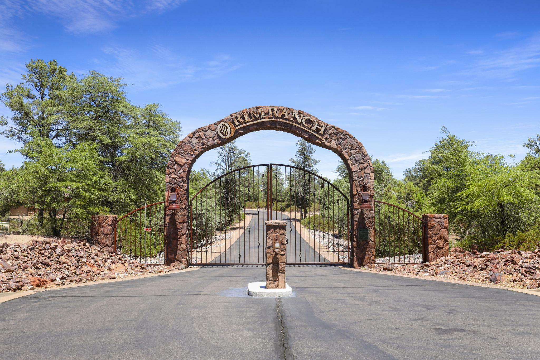 Property Photo:  1006 W Rock Springs Circle  AZ 85541 