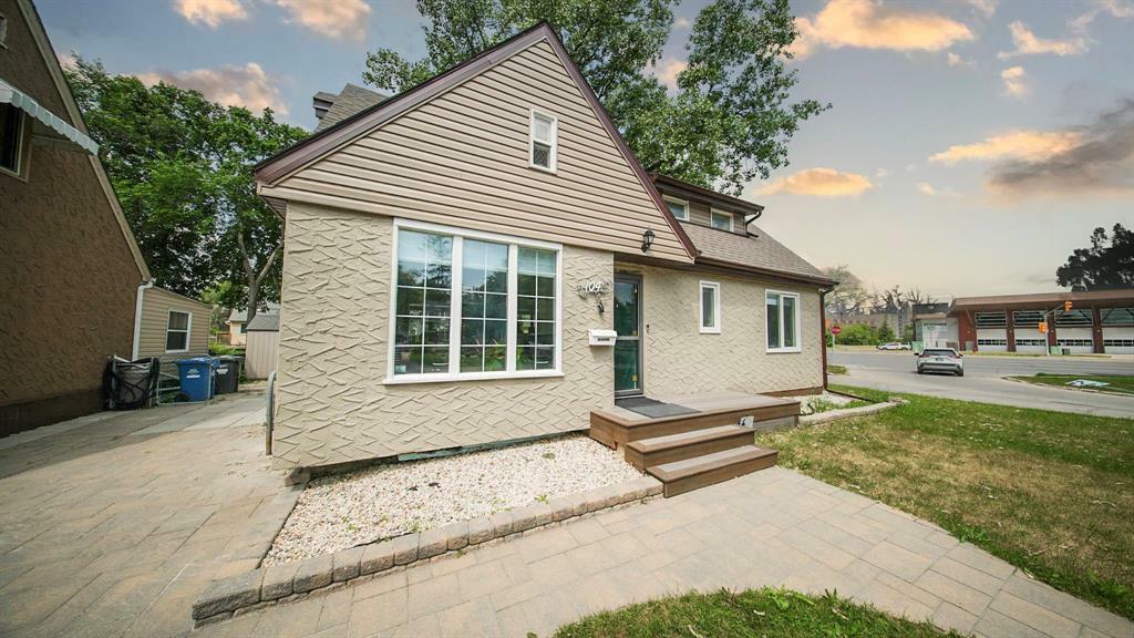 Property Photo: 104 Riverbend Crescent MB R3J 1K1