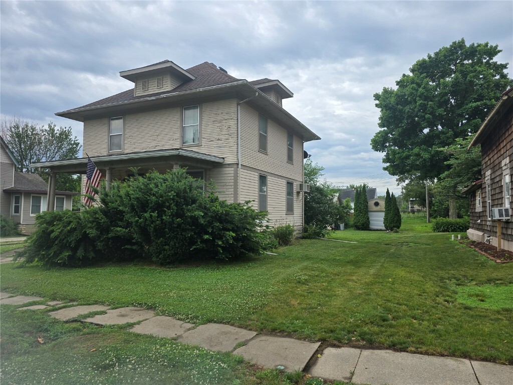 Property Photo: 708 E 4th Street IA 52349