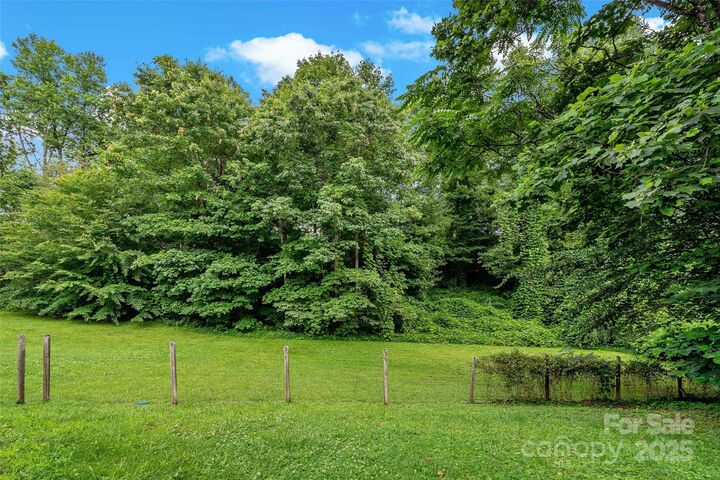 Property Photo: 2526 Hankins Road NC 28752