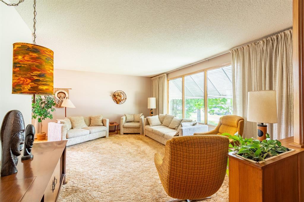 Property Photo: 10 Browning Boulevard MB R3K 0L4