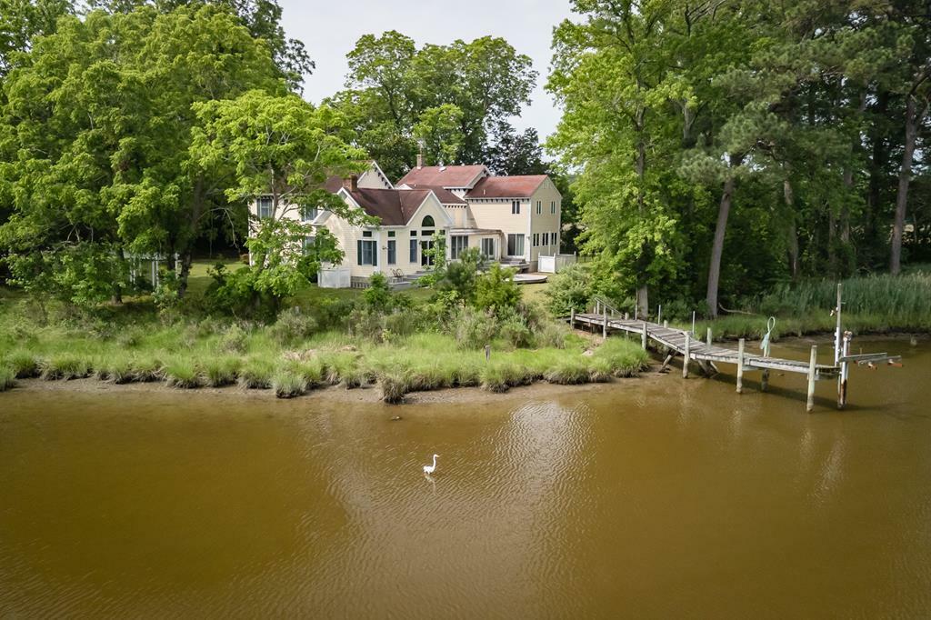 Property Photo: 22285 Green Top Dr VA 23417