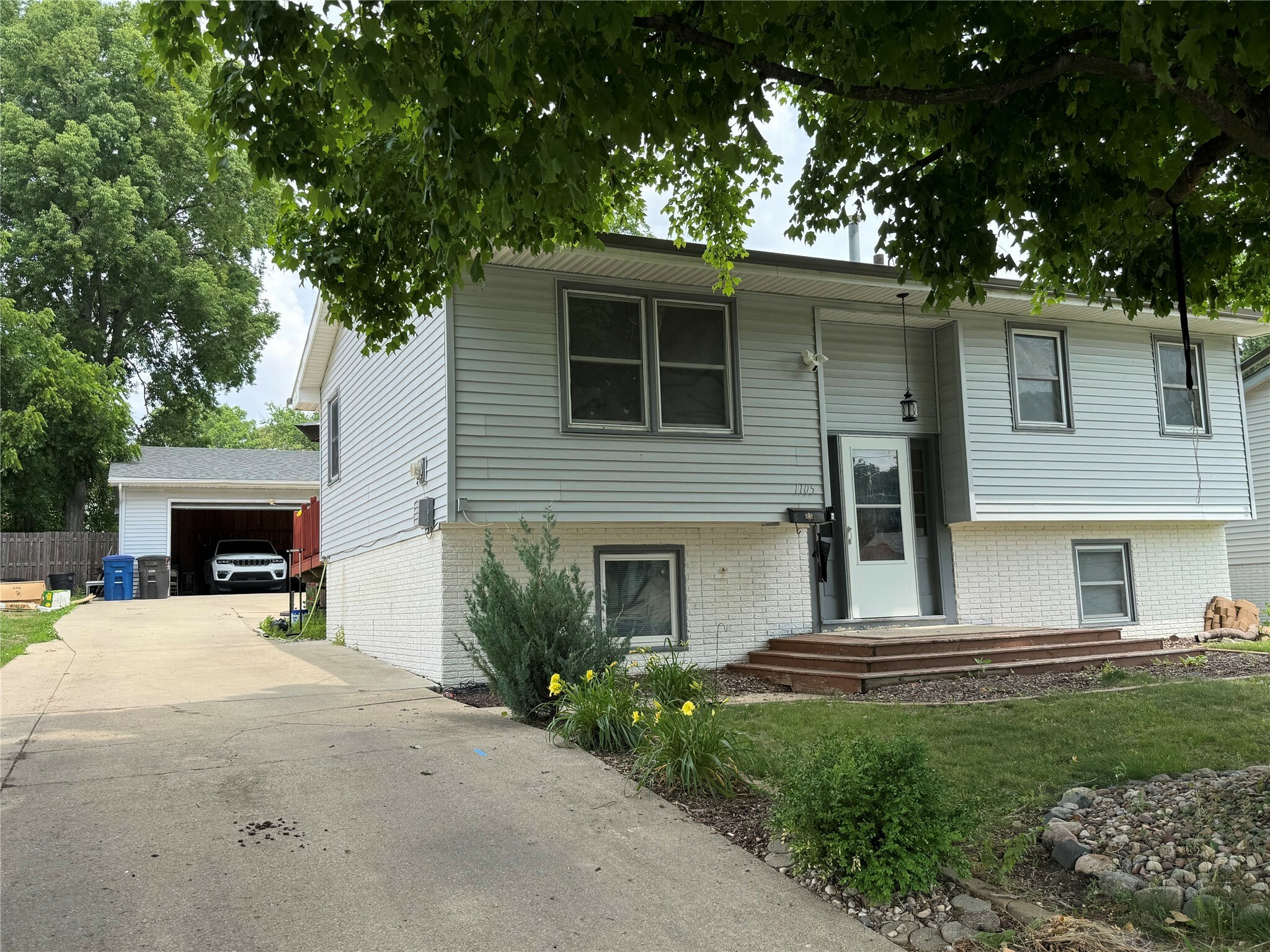 Property Photo: 1105 Bundy Street IA 50315