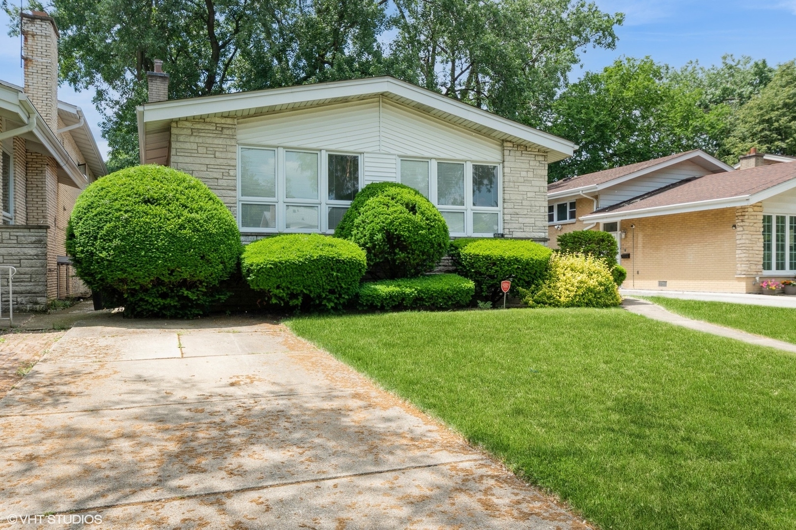 Property Photo: 4841 W Lunt Avenue IL 60712