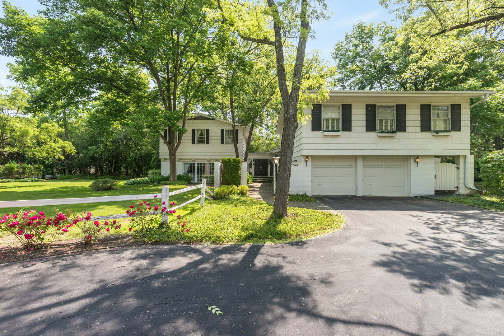 Property Photo: 1541 Woodlark Drive IL 60062