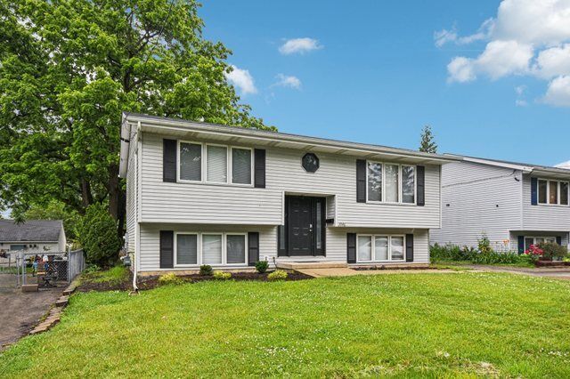 Property Photo: 1046 S 6th Street IL 60115