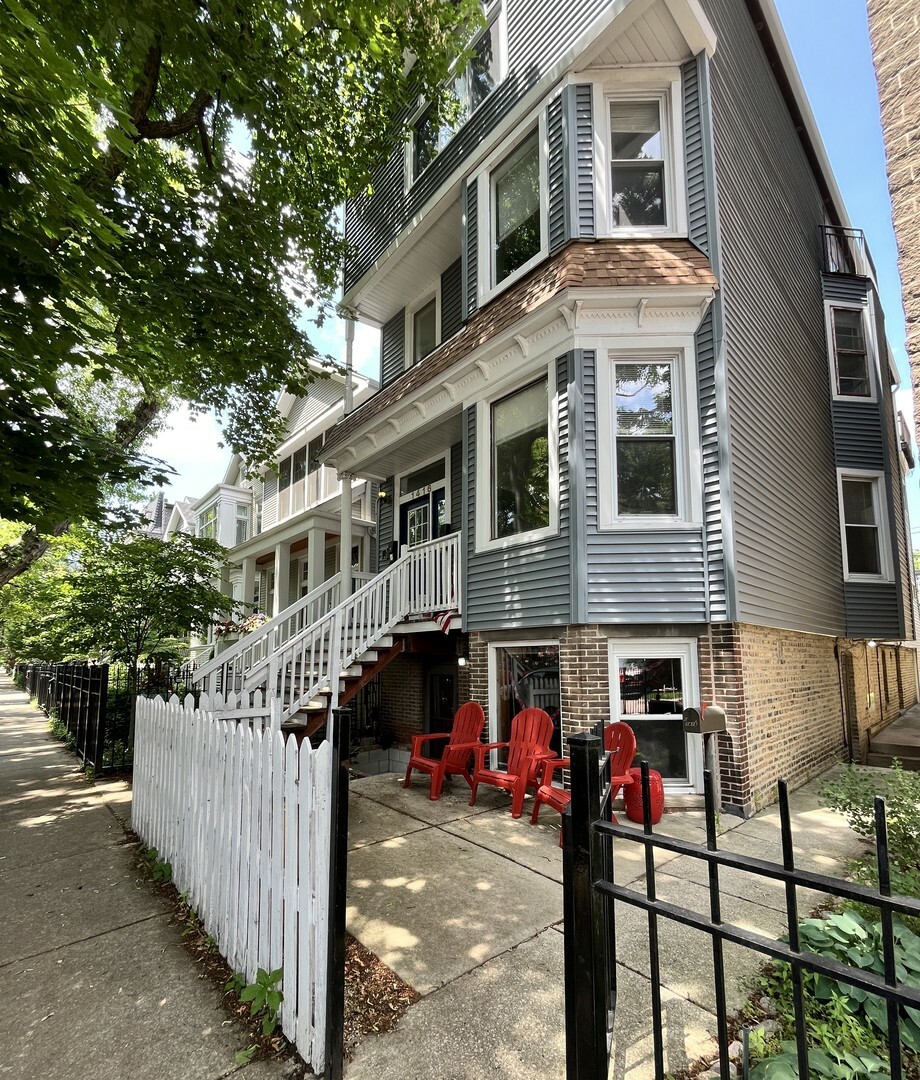 Property Photo: 1416 W Wolfram Street G IL 60657