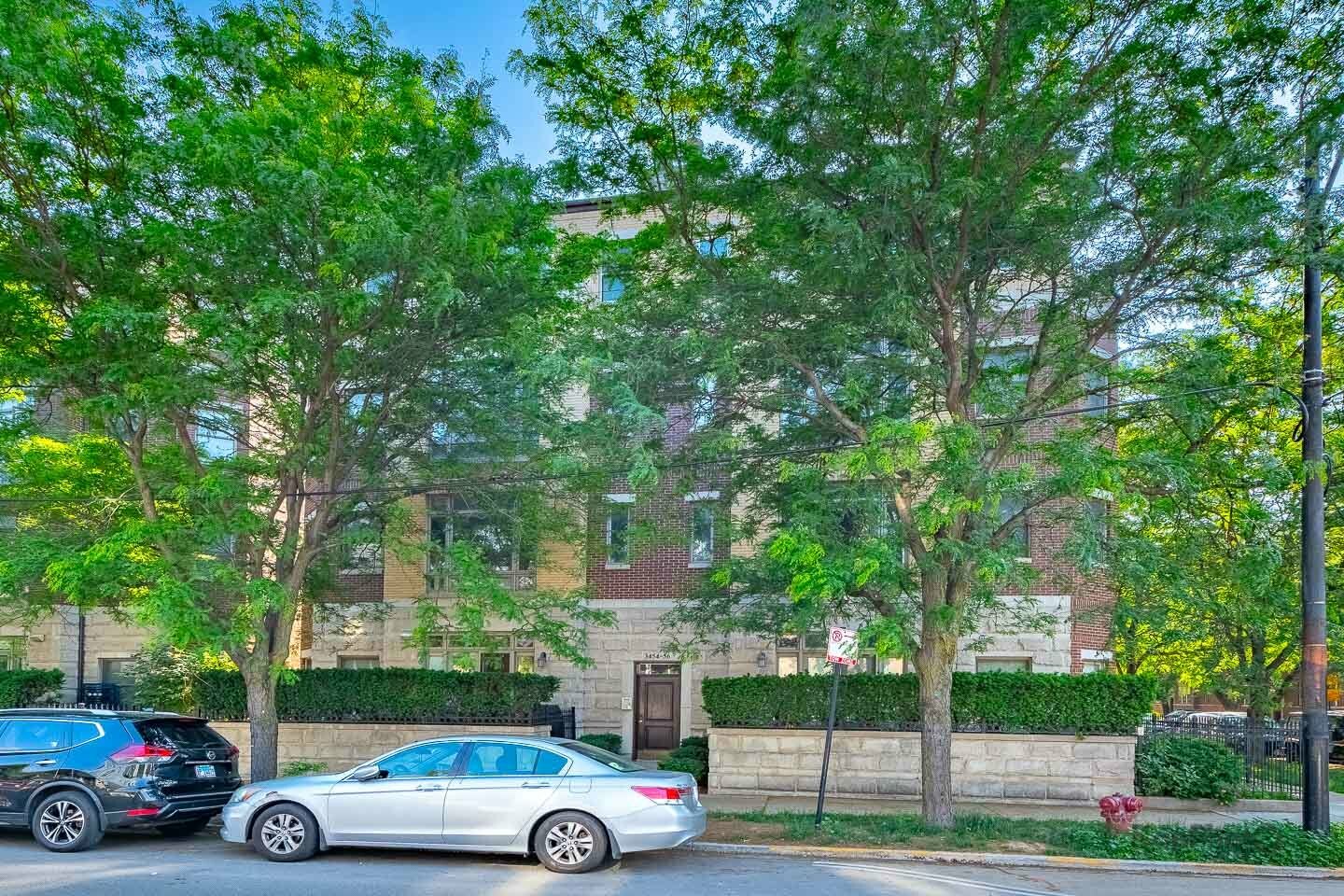 Property Photo: 3454 N Ashland Avenue 4S IL 60657