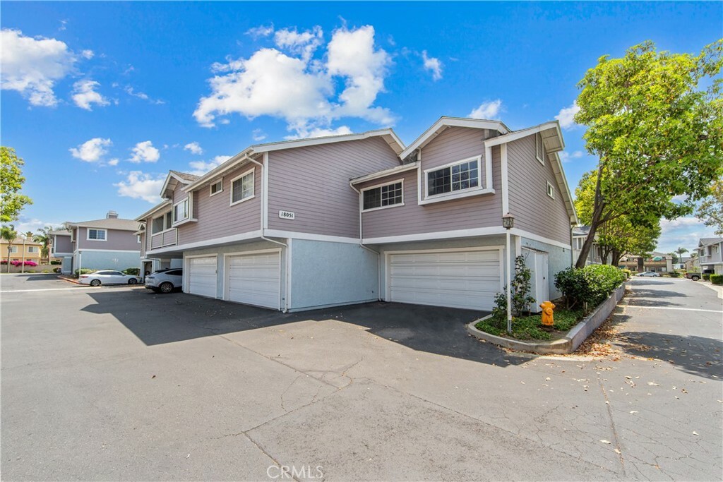 Property Photo: 18051 Wakefield Ln 106 CA 92648