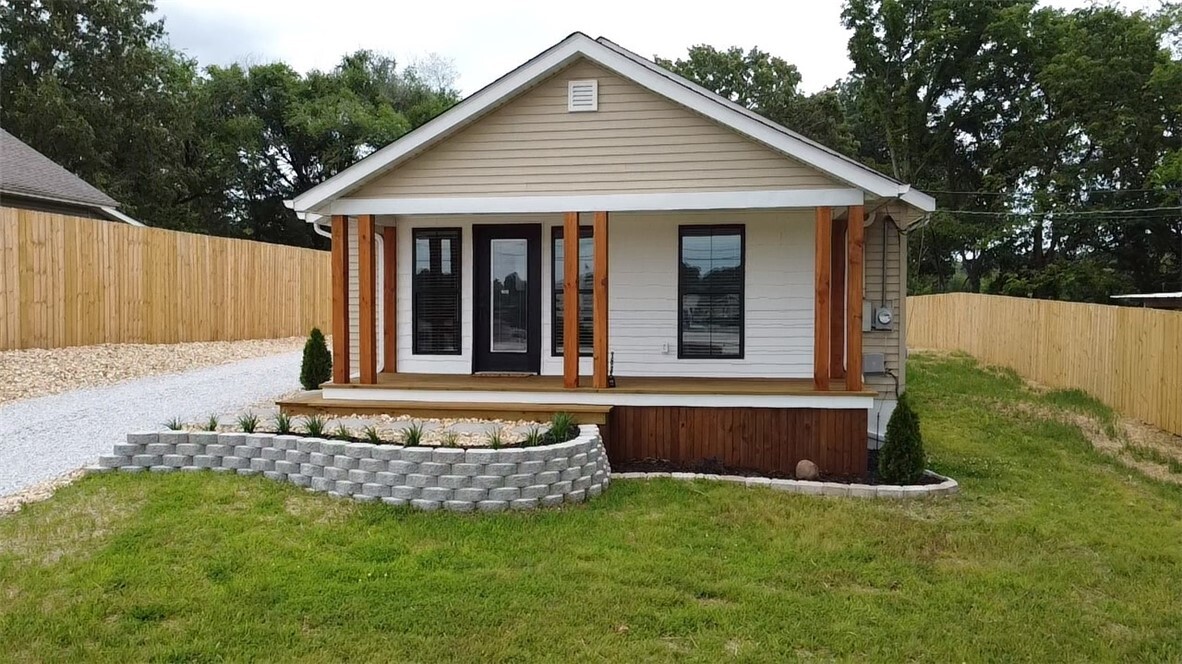 Property Photo: 219 N Chestnut Street AR 72601