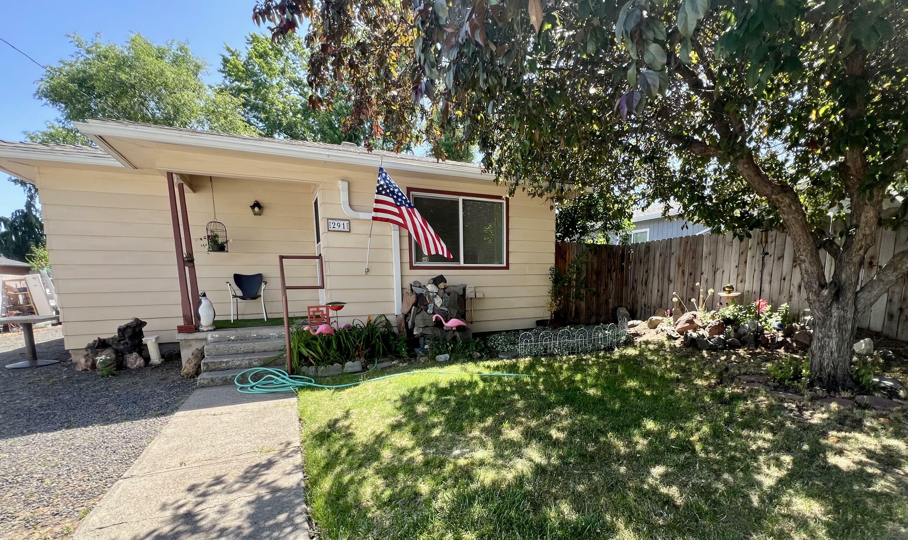 Property Photo: 291 SE 7th Street OR 97741