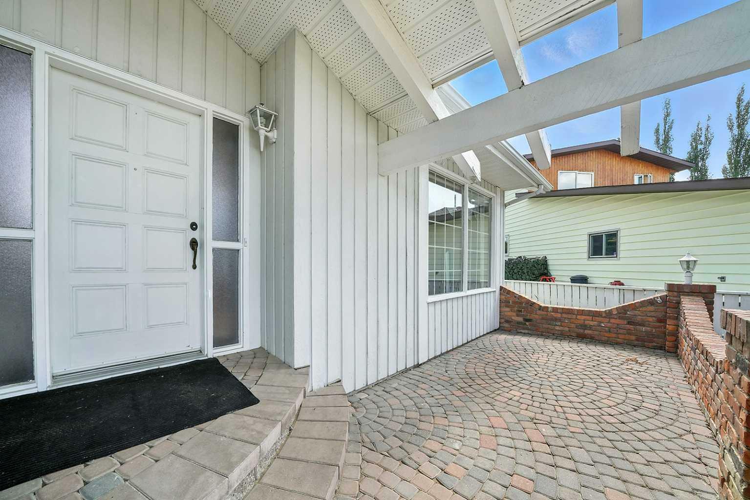 Property Photo: 9 Rose Crescent AB T4P 3K3