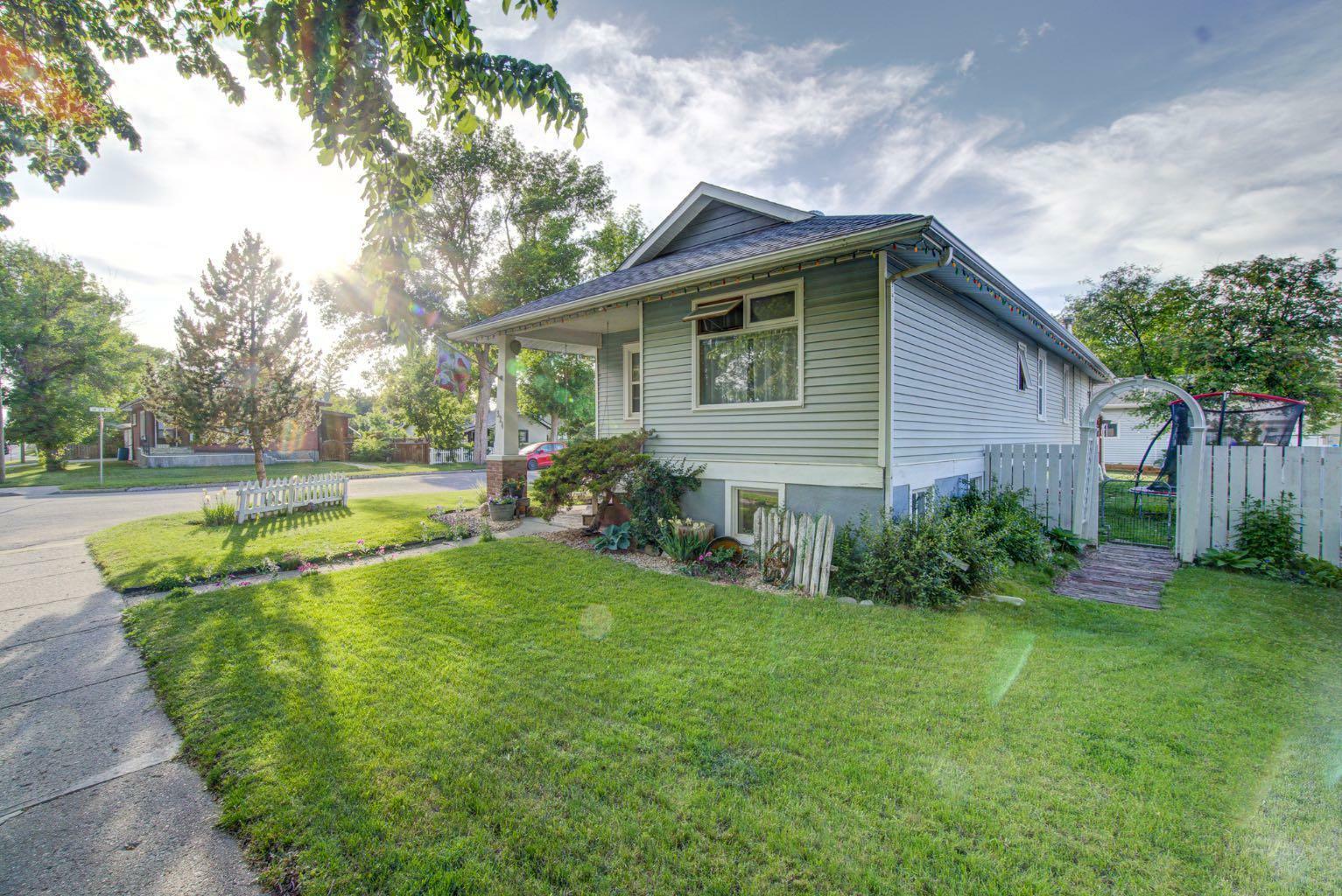 Property Photo: 324 51 Avenue W AB T0L 0T0