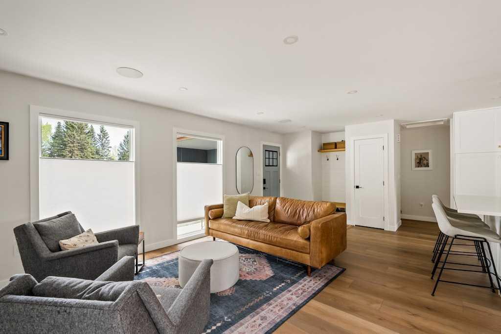 Property Photo: 14 Oakview Place SW AB T2V 3Z9